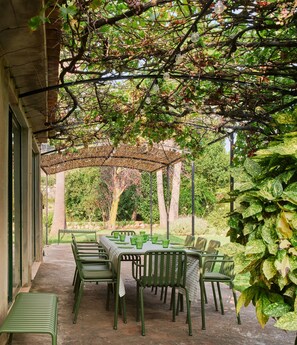 Outdoor dining - Holiday Home 'Sa Sinia' with Mountain View, Wi-Fi and Air Conditioning (Illes Balears)