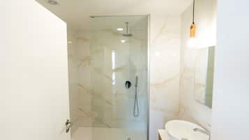 Ducha, secador de pelo, toallas