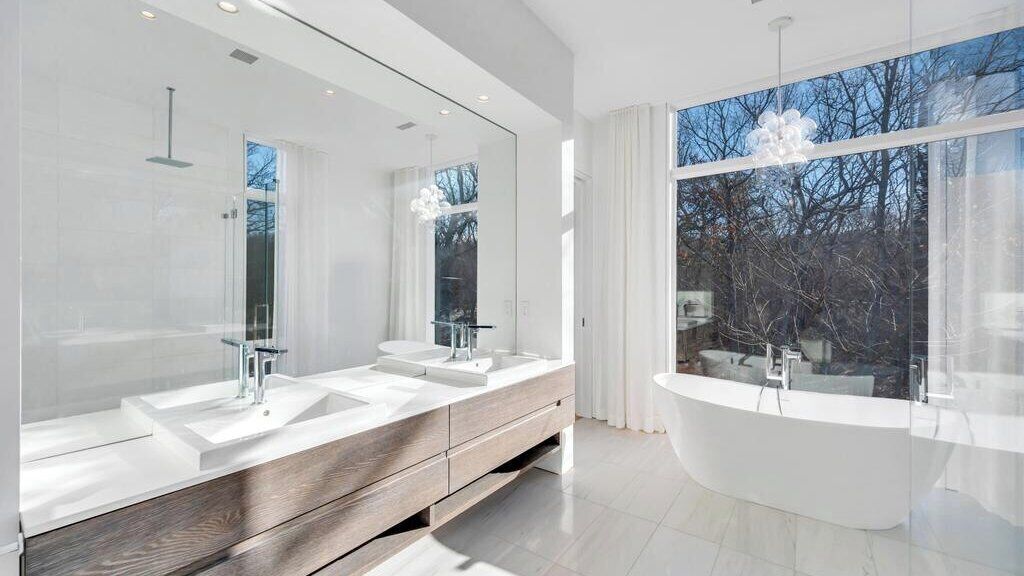 Een douche, een haardroger, handdoeken