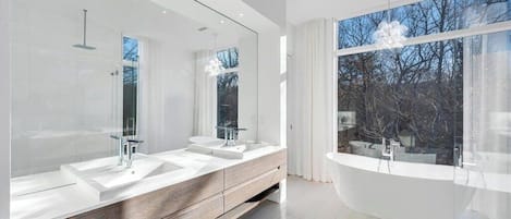 Een douche, een haardroger, handdoeken