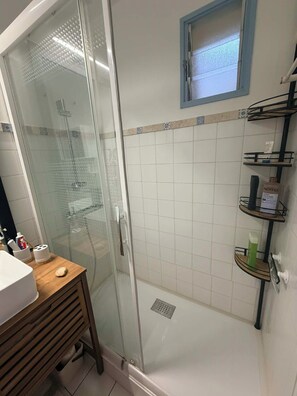 Hair dryer, towels, soap, toilet paper - Charming T2 with Loggia - Pontaillac district, Royan (Royan)