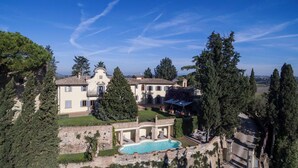 Un vaste domaine doté d’une piscine, de plusieurs bâtiments et d’un jardin bien entretenu.