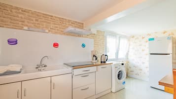 Coffee/tea maker, fridge, microwave, oven