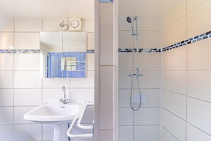 Shower - Holiday Home 'Les Mouettes D'Ors' with Private Garden and Wi-Fi (Le Château-d'Oléron)