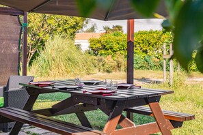 Outdoor dining - Holiday Home 'Les Mouettes D'Ors' with Private Garden and Wi-Fi (Le Château-d'Oléron)