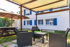 Terrace/patio - Holiday Home 'Les Mouettes D'Ors' with Private Garden and Wi-Fi (Le Château-d'Oléron)