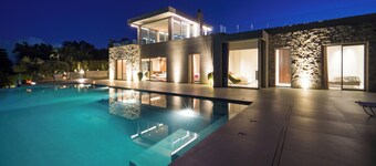 Luxury, infinity pool, sauna, seaview, movie theater, bar, park