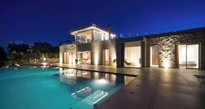 Luxury, infinity pool, sauna, seaview, movie theater, bar, park