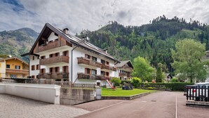 Un hôtel à plusieurs étages doté de balcons, d’une piste de ski et situé dans un cadre montagneux.