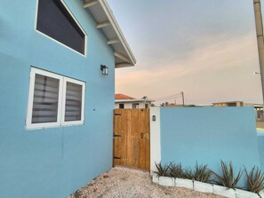 Exterior - Sirena Azul APT 3 1-Br with King&Single bed located 13min walking to Palm Beach (Noord)