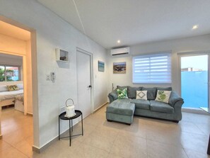 Living area - Sirena Azul APT 3 1-Br with King&Single bed located 13min walking to Palm Beach (Noord)