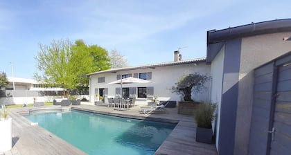 Lovely spacious villa close to all amenities with swimming pool and garden.