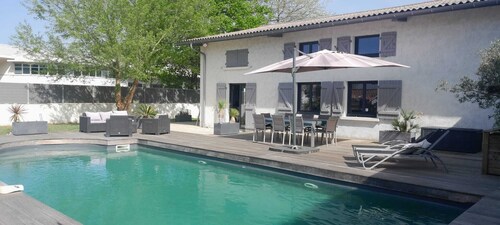Jolie villa spacieuse proche de toutes commodités avec piscine et jardin.