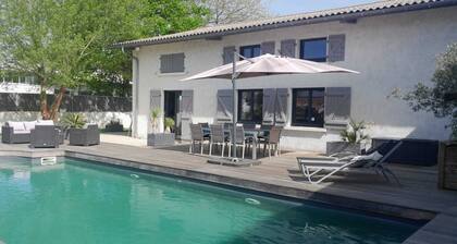 Jolie villa spacieuse proche de toutes commodités avec piscine et jardin.