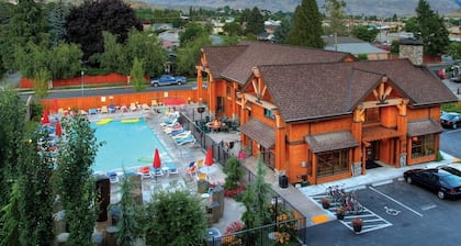 Lake Ozarks | Romantic Lake Retreat | Pool + Lake