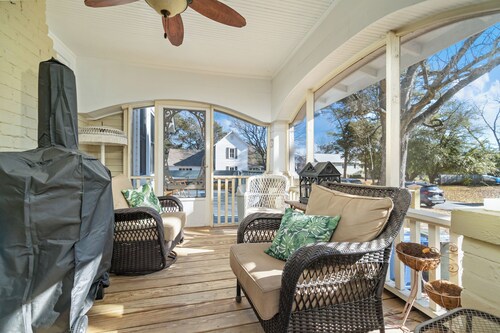 Bring the family & relax at Charming Coastal Retreat in the Village of Oriental