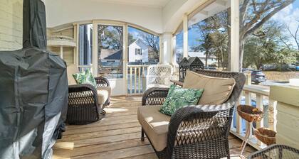 Bring the family & relax at Charming Coastal Retreat in the Village of Oriental