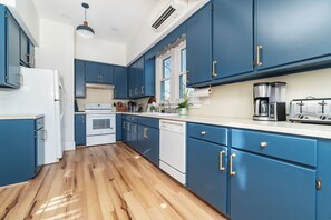 Private kitchen - Bring the family & relax at Charming Coastal Retreat in the Village of Oriental (Oriental)