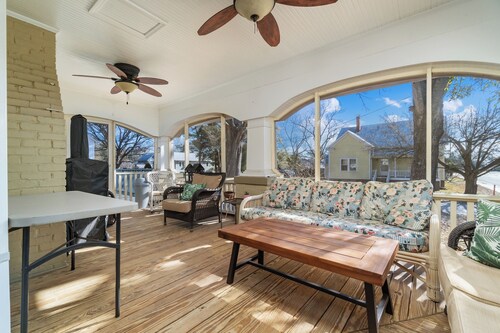 Bring the family & relax at Charming Coastal Retreat in the Village of Oriental