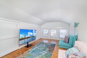 Living area - Bring the family & relax at Charming Coastal Retreat in the Village of Oriental (Oriental)