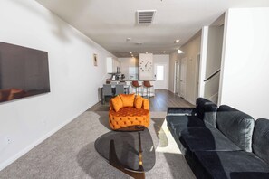 TV - Elegant New Build Home - 15min from Downtown (Dallas)