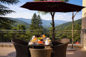 Outdoor dining - Mary's Chalet (Dalhousie)