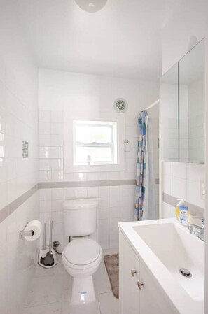 Room, 1 Bedroom | Bathroom