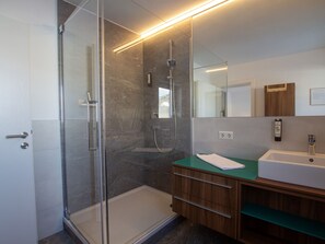 Bathroom - Panorama App 2A am See, für max.4,free Wifi by Interhome (Zell am See)