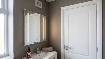 Apartment, 3 Bedrooms | Bathroom