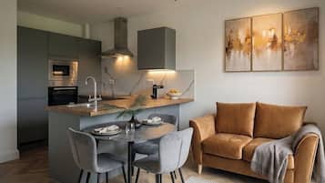 Apartment, 3 Bedrooms | Dining room