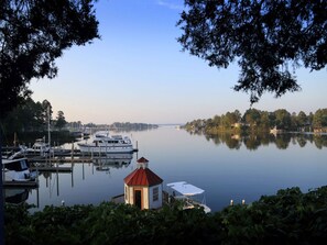 Marina - King Suite w/ Access to Seasonal Pool, Marina, Courtyard + Free Parking (Lancaster County)