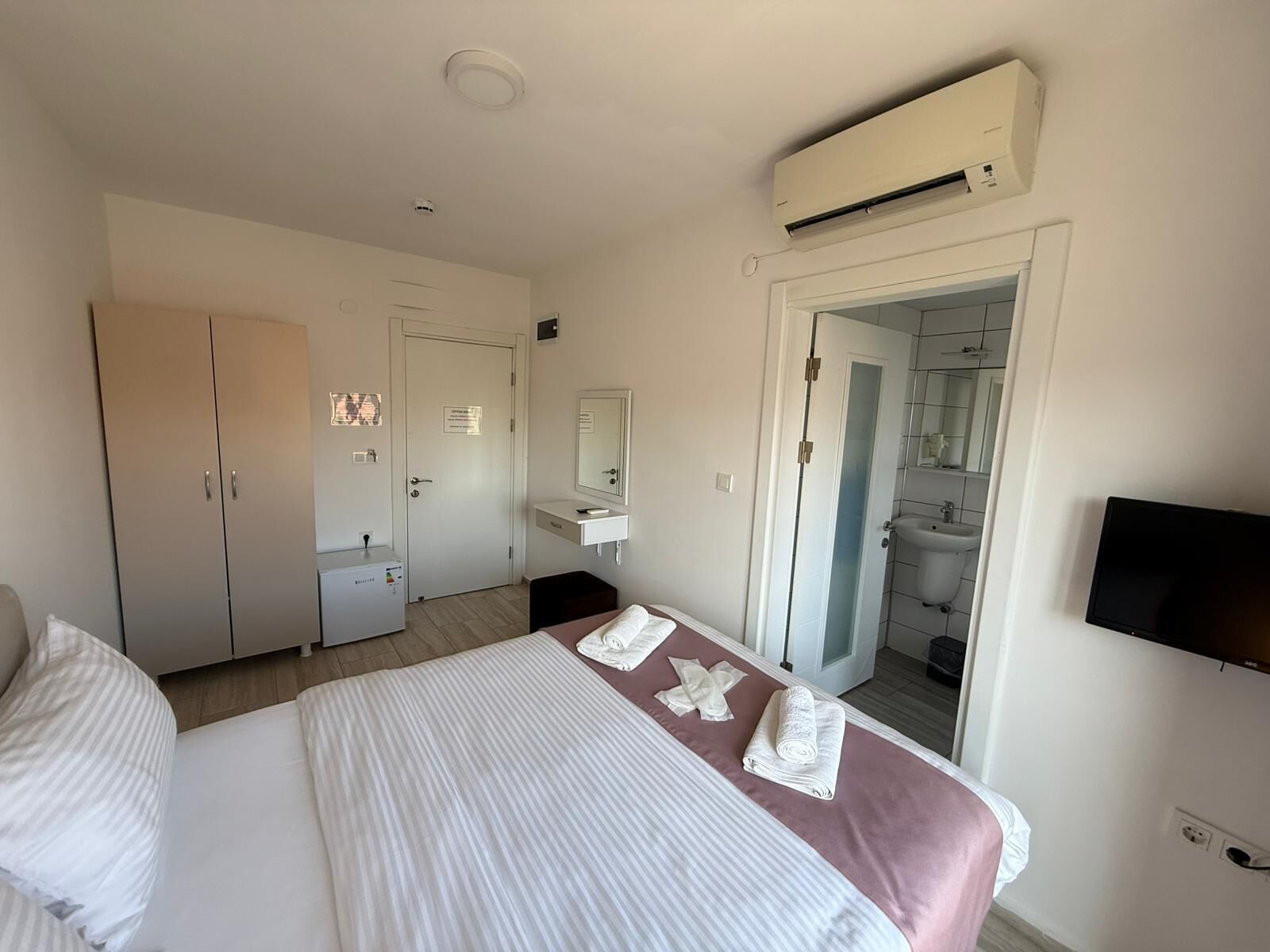 Quarto, sacada, vista para a cidade