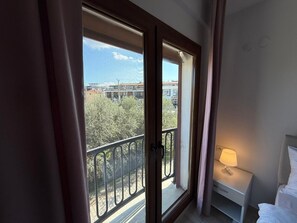 Room, Balcony, City View | Bahagian dalam