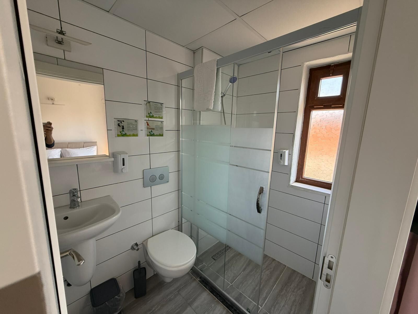 Habitación, balcón, vistas a la ciudad | Baño | Ducha, secador de pelo, zapatillas y toallas