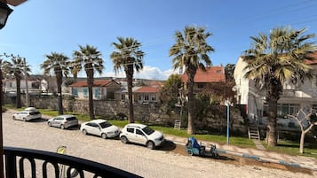 Chambre, balcon, vue ville | Enceinte de l’hébergement