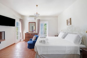 4 bedrooms, iron/ironing board, WiFi, bed sheets