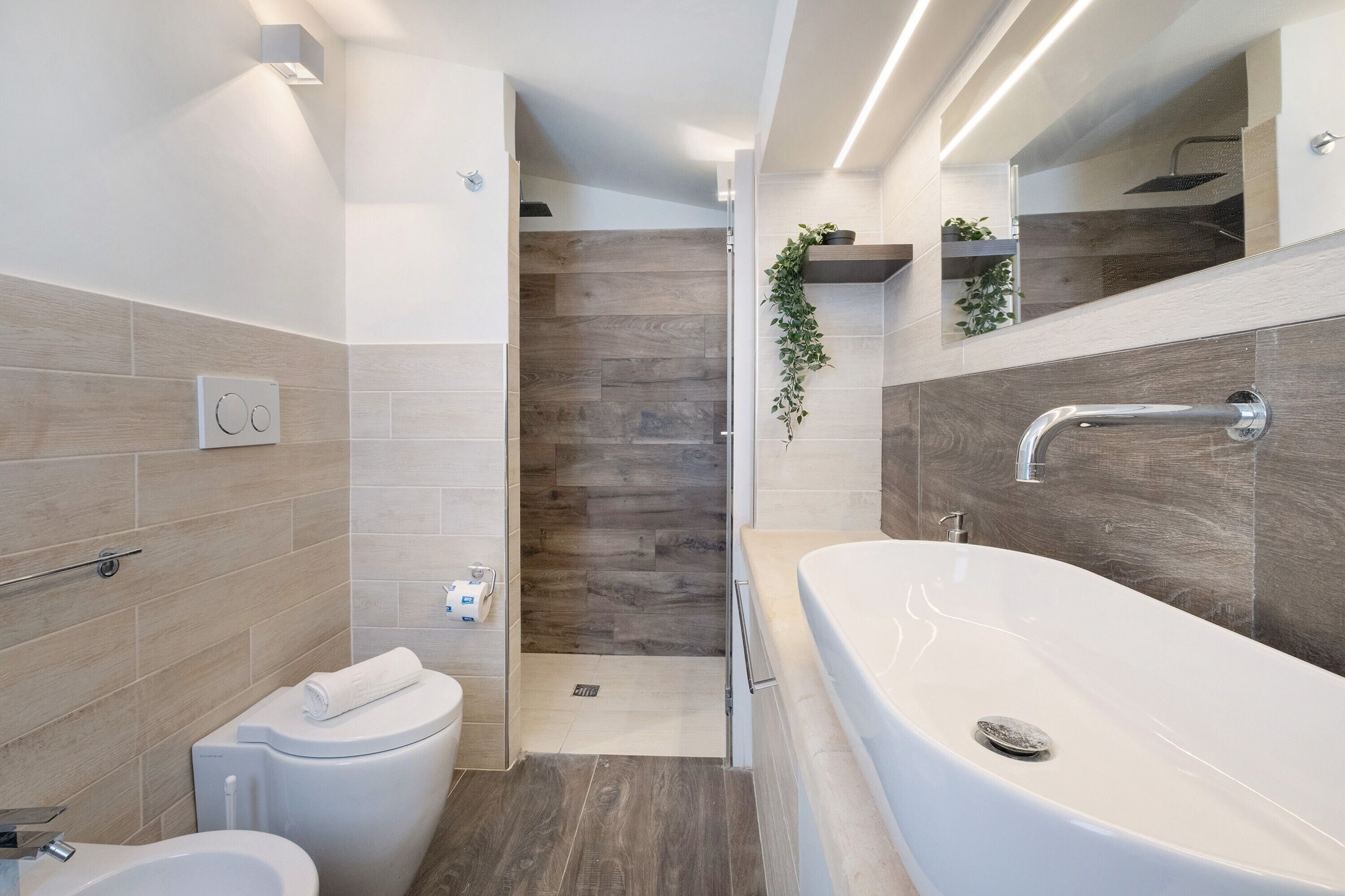 Dusj, hårføner og håndklær