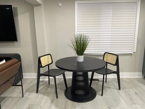 Dining - Salisbury Made Simple A Lovely 3-bedroom house in charming Salisbury (Salisbury)