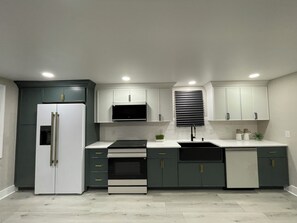 Microwave, oven, stovetop, dishwasher - Salisbury Made Simple A Lovely 3-bedroom house in charming Salisbury (Salisbury)
