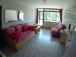 Living area - Vrbo Property (La Bresse)