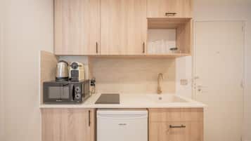 Apartamento | Cocina privada | Cafetera o tetera, frigorífico, microondas y placa de cocina