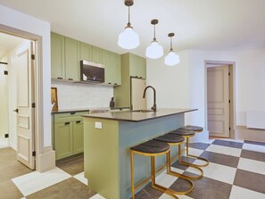 Fridge, microwave, oven, stovetop - Apartments on Lincoln. Downtown Montreal (Montreal)