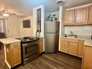 Private kitchen - 3-bedroom cottage in Central Lubbock l 8 mins to TTU and medical district (Lubbock)