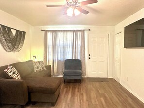 Living area - 3-bedroom cottage in central Lubbock. Under 10 mins to TTU and medical district (Lubbock)
