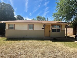 Exterior - 3-bedroom cottage in Central Lubbock l 8 mins to TTU and medical district (Lubbock)