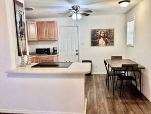 Dining - 3-bedroom cottage in central Lubbock. Under 10 mins to TTU and medical district (Lubbock)