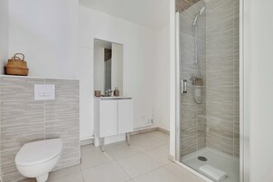 Apartment | Bathroom | Hair dryer, towels, shampoo