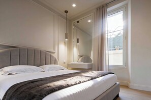 A bedroom with a bed, bedside table, mirror, and a window with curtains. - Modern, A/C Apartment - 2bdr/4p - Cannes/beach (Cannes)