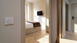 A bedroom with a bed, a television, and a mirror. - Modern, A/C Apartment - 2bdr/4p - Cannes/beach (Cannes)