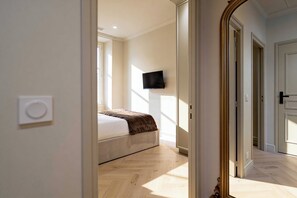 A bedroom with a bed, a television, and a mirror. - Modern, A/C Apartment - 2bdr/4p - Cannes/beach (Cannes)
